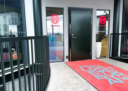 Entren in till Rabadangs nya kontor med en stor röd matta framför
